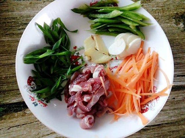 【茄子炒肉丝】步骤2制作图解