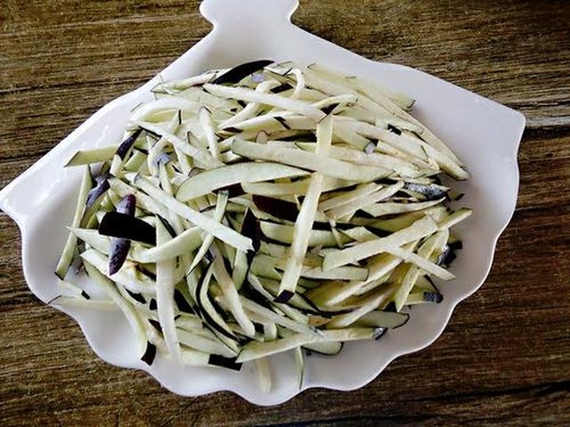 【茄子炒肉丝】步骤3制作图解