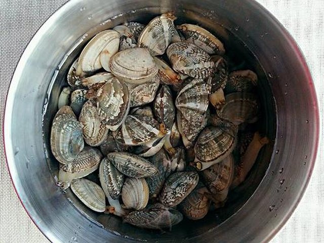 【葱爆花蛤】步骤1