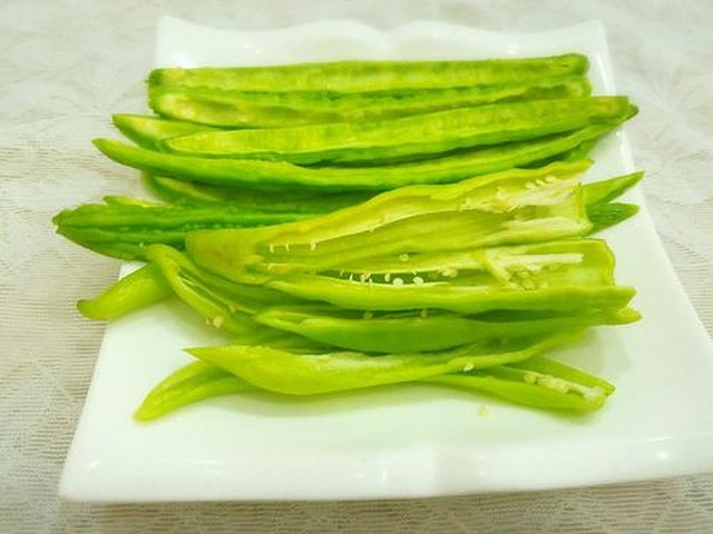 【青椒煎苦瓜】步骤2