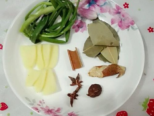 【排骨炖小土豆】步骤3