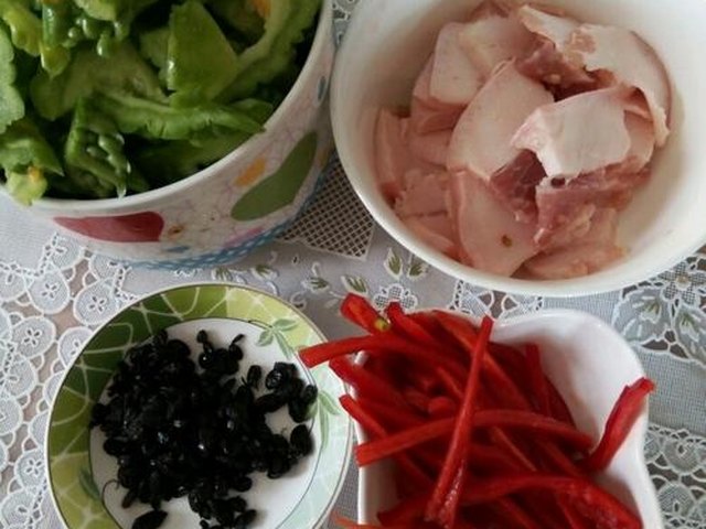 【苦瓜炒肉】步骤1制作图解