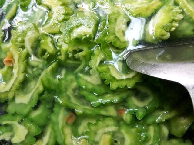 【苦瓜炒肉】步骤2制作图解