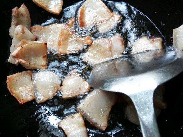 【苦瓜炒肉】步骤3制作图解