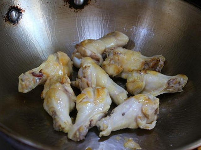 【啤酒烧鸡翅根】步骤3制作图解