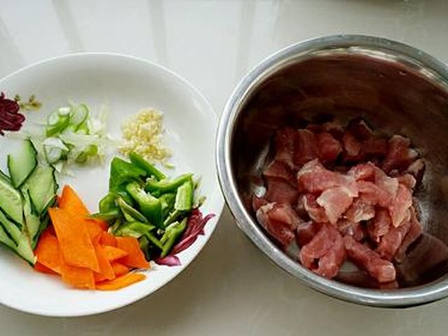 【蚝油溜肉段】步骤1制作图解