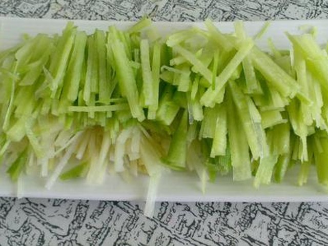 【肉炒萝卜丝】步骤2