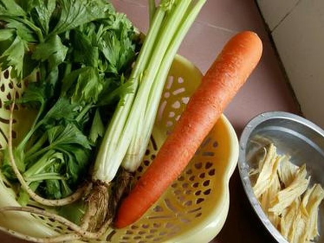 【素炒芹菜胡萝卜腐竹】步骤1