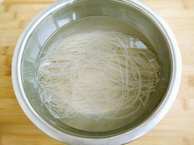 【肉末粉丝圆白菜】步骤1制作图解