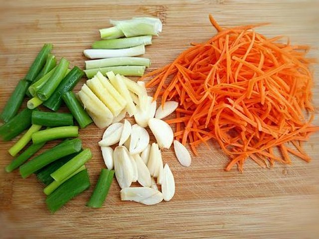 【肉末粉丝圆白菜】步骤3制作图解