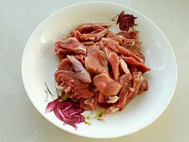 【葱爆孜然羊肉】步骤1制作图解