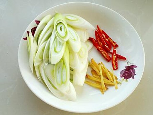 【葱爆孜然羊肉】步骤2制作图解