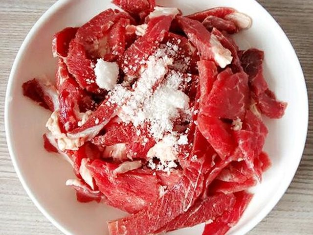 【孜然牛肉】步骤2制作图解