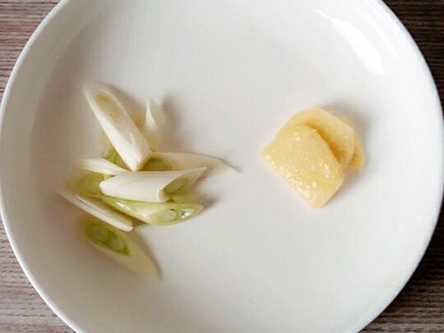 【孜然牛肉】步骤3制作图解