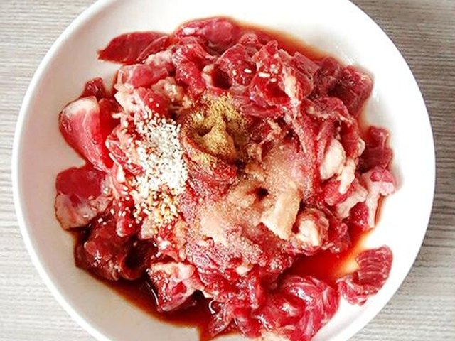 【孜然牛肉】步骤4制作图解