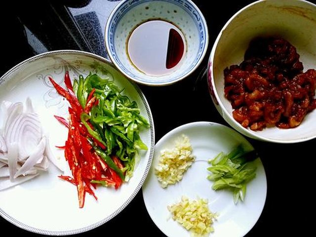 【尖椒肉丝】步骤1制作图解