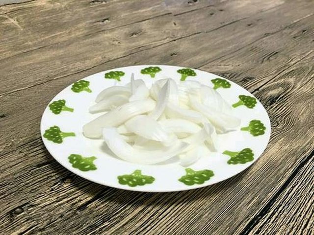 【洋葱木耳炒土鸡蛋】步骤1制作图解