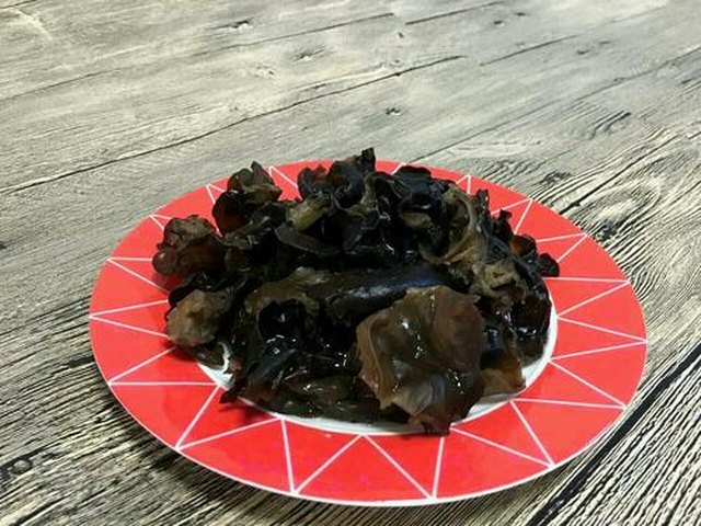 【洋葱木耳炒土鸡蛋】步骤2制作图解