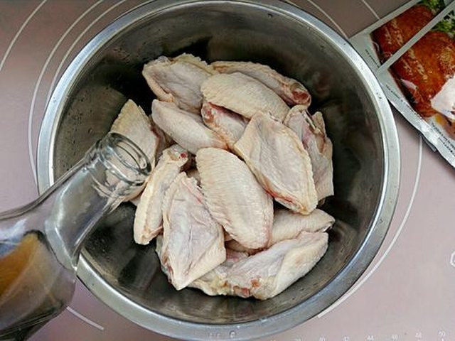 【蒜香粉脆皮鸡翅】步骤2制作图解