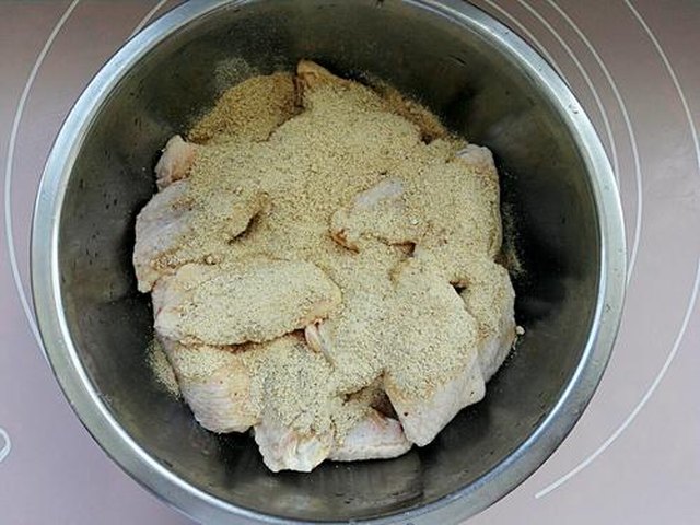 【蒜香粉脆皮鸡翅】步骤3制作图解