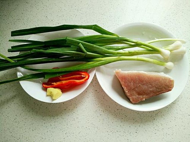【蒜苗炒肉】步骤1制作图解
