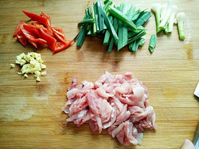 【蒜苗炒肉】步骤2制作图解
