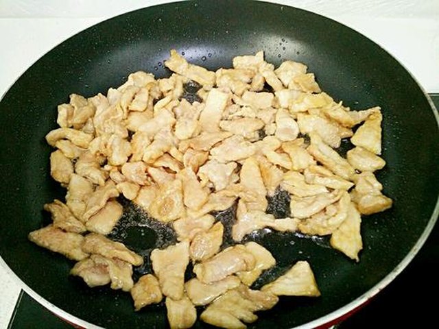 【蒜苗炒肉】步骤4制作图解