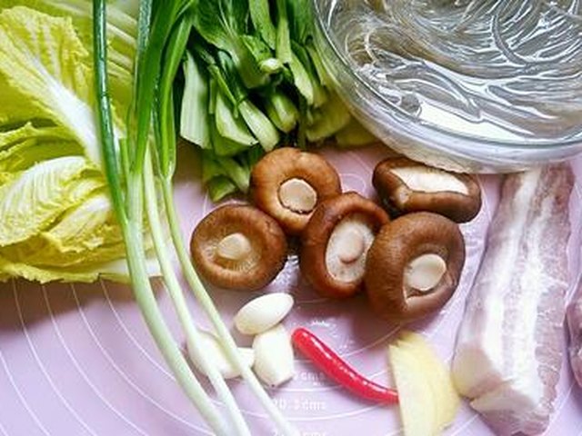 【猪肉炖粉条】步骤1