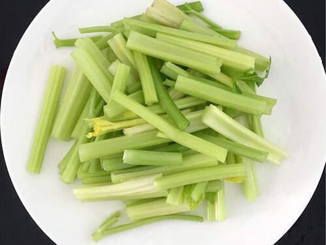 【芹菜炒牛肉】步骤1