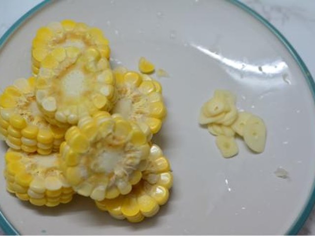 【椒盐玉米】步骤1制作图解