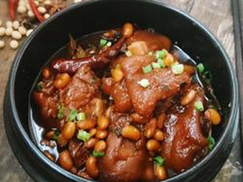 红烧猪蹄炖黄豆