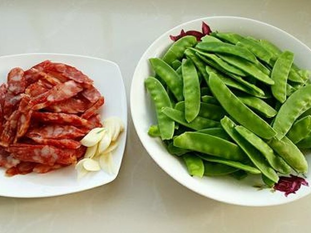 【荷兰豆炒腊肠】步骤1
