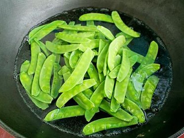【荷兰豆炒腊肠】步骤2
