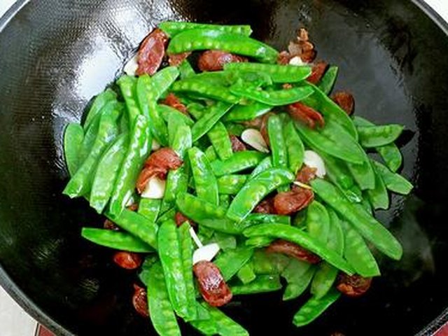 【荷兰豆炒腊肠】步骤4