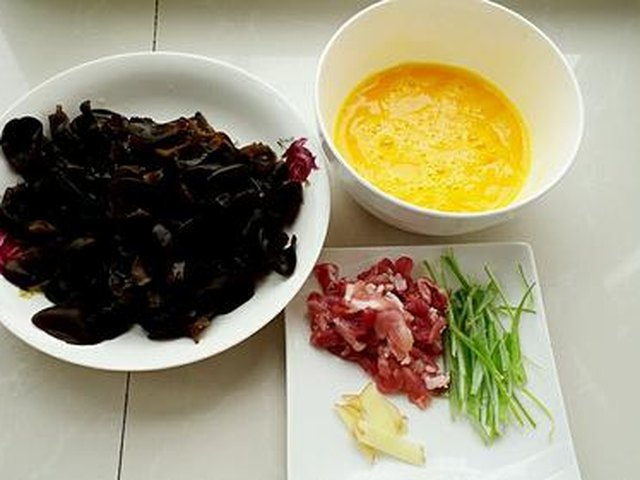 【木耳鸡蛋炒肉】步骤1制作图解