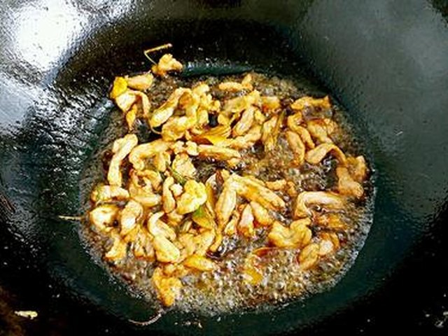 【木耳鸡蛋炒肉】步骤3制作图解