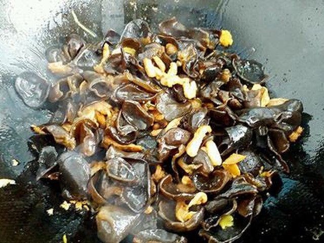 【木耳鸡蛋炒肉】步骤4制作图解