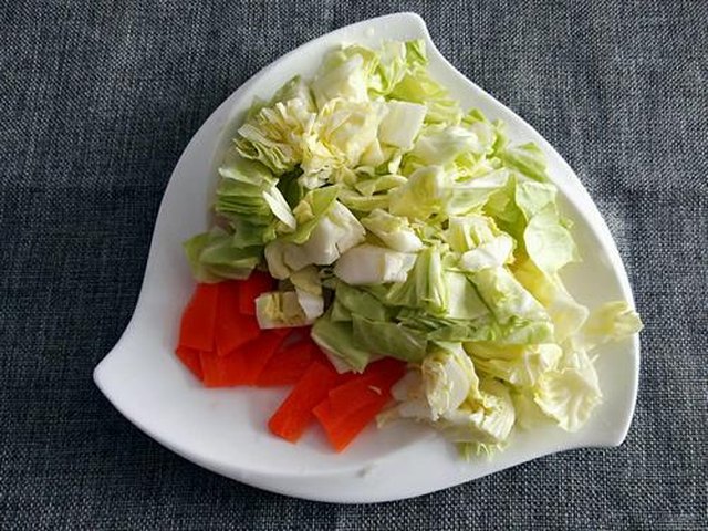 【酸甜圆白菜】步骤1制作图解
