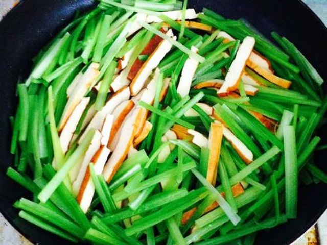【芹菜炒豆干】步骤4