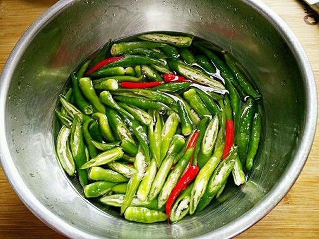 【尖椒炒肉】步骤3制作图解