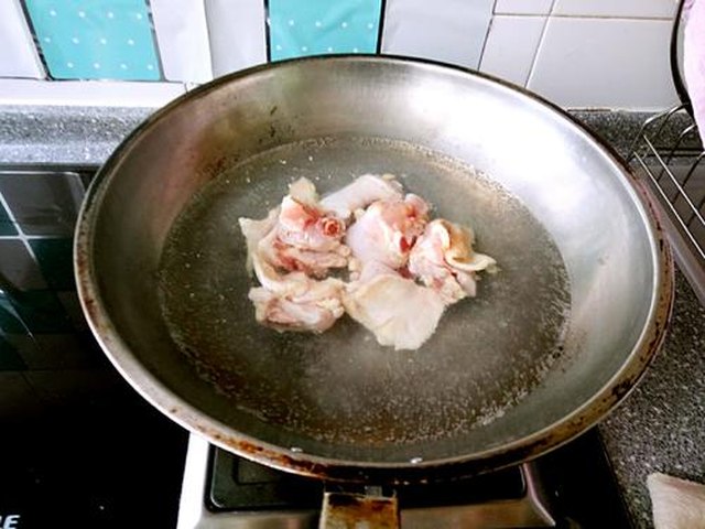 【香菇虫草煲鸡汤】步骤3