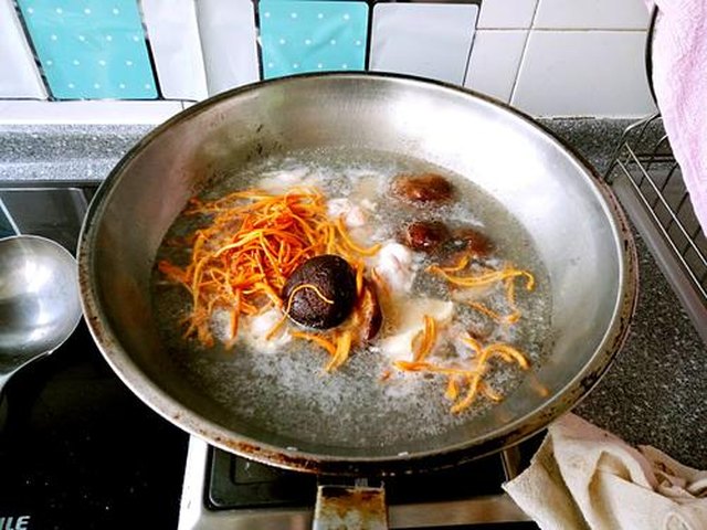 【香菇虫草煲鸡汤】步骤4