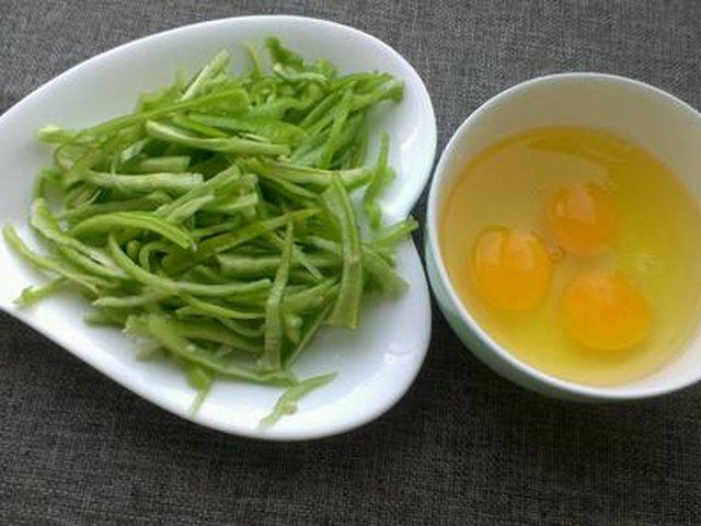 【青椒炒鸡蛋】步骤1