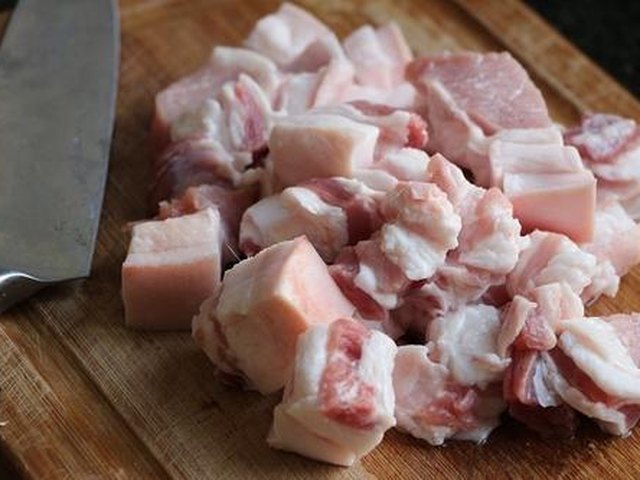 【小土豆焖红烧肉】步骤1
