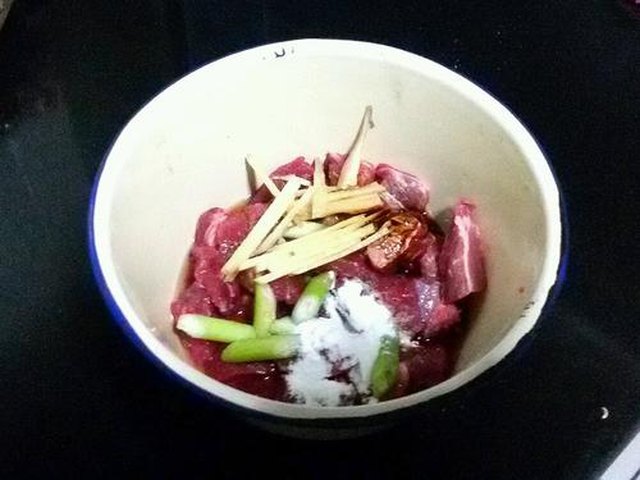 【孜然牙签牛肉】步骤3制作图解