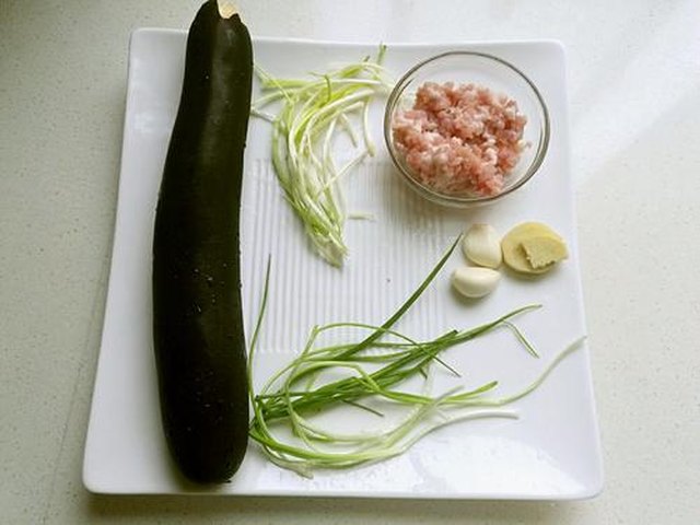 【茄汁肉沫酿广茄】步骤1制作图解