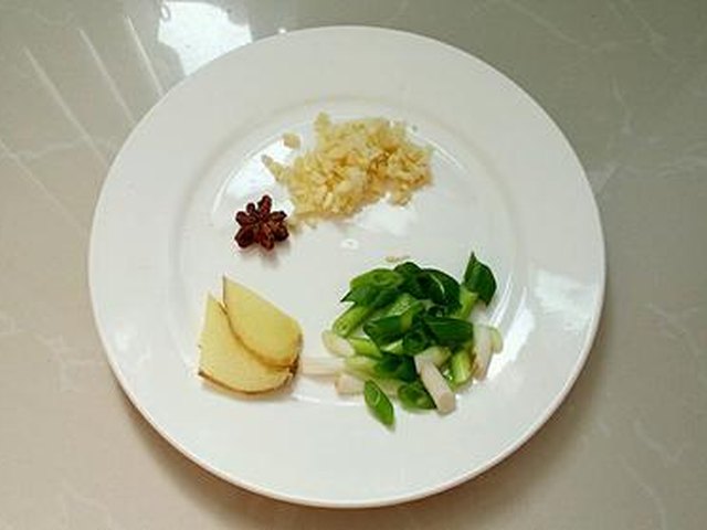 【红烧土豆鸡块】步骤2制作图解