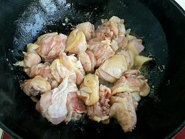 【红烧土豆鸡块】步骤3制作图解