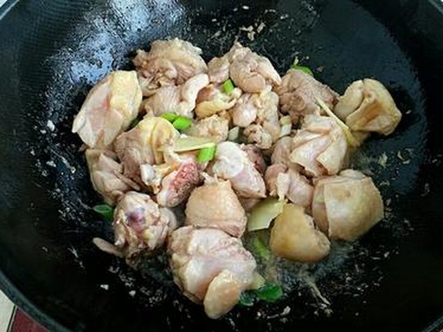 【红烧土豆鸡块】步骤4制作图解
