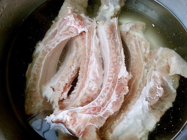 【吮指排骨】步骤2制作图解